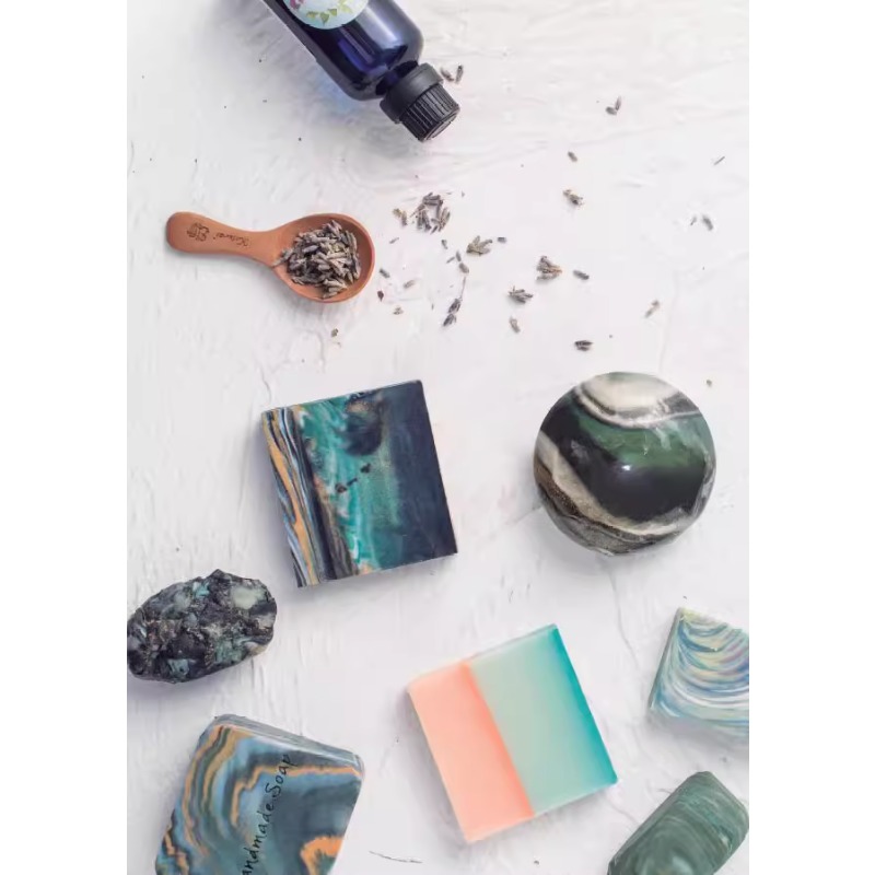 エッセンシャルオイルを使ったDIY香りの石鹸作りブック：ナナ - Soap Making Guide Book のレビューと価格